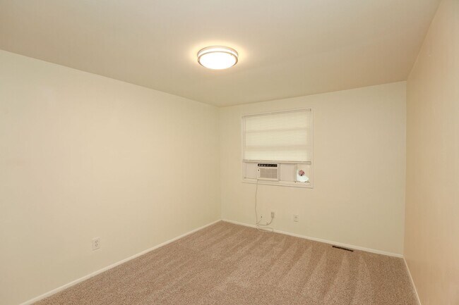 Building Photo - Bright, Clean, and Move-In Ready Townhome