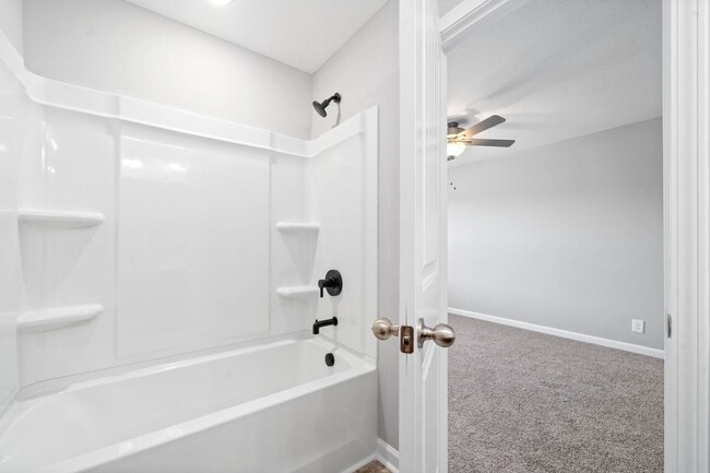 Building Photo - 2 Bedroom Condo For Rent Near Madison Street!