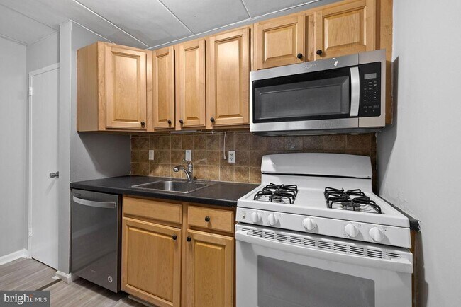 Building Photo - 2605 Huntington Ave