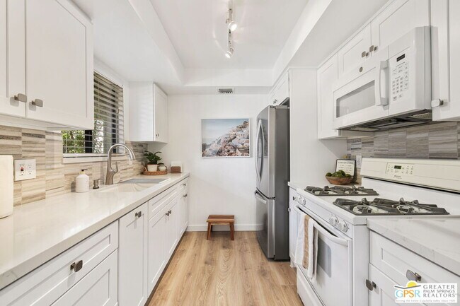 Building Photo - 2230 S Palm Canyon Dr