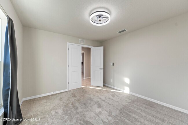 Building Photo - 565 Rembrandt St SE