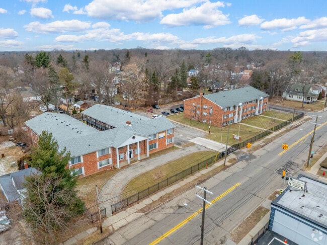 Building Photo - Colonial Manor Apartments