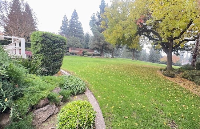 Building Photo - Beautiful Home with Golf course Views