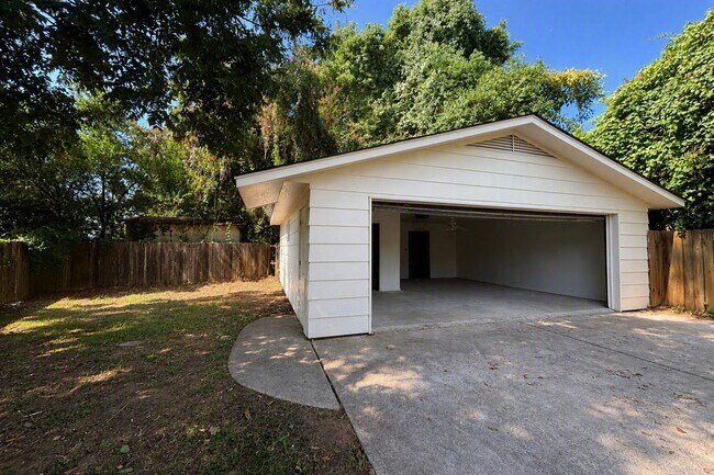 Building Photo - 2558 Barbara St