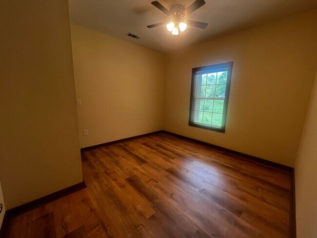 Building Photo - Beautifully Renovated 3-Bedroom Home with ...