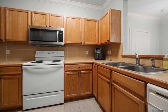 Building Photo - 710 E Boyd Dr