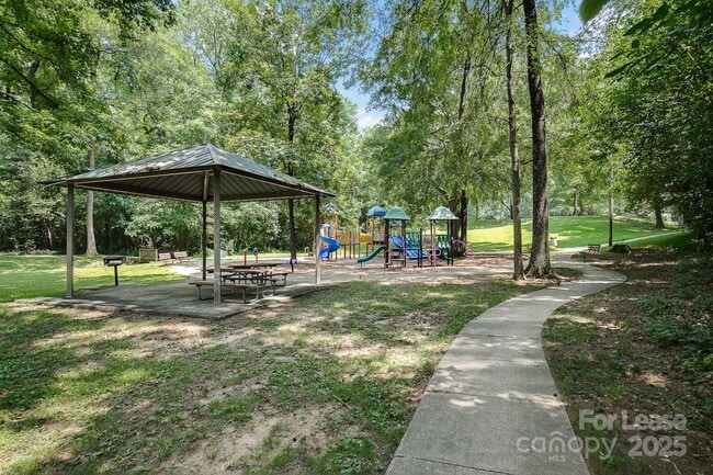 Building Photo - 4027 Bearwood Ave