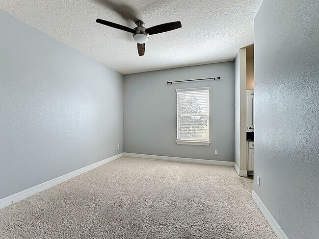 Building Photo - Executive Home with 5 bedrooms / four 1/2 ...