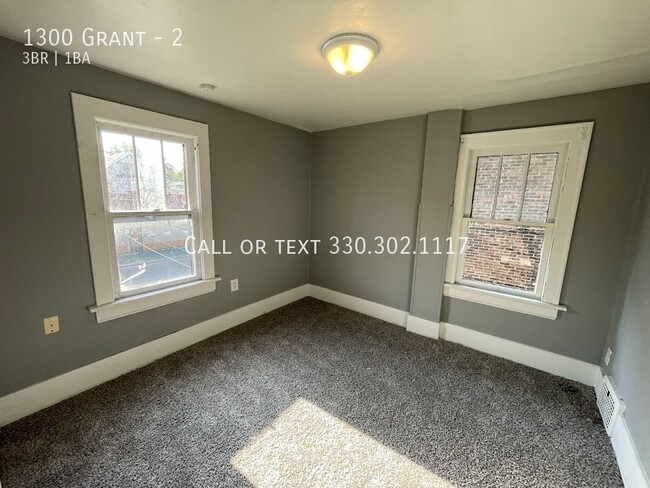 Building Photo - Second level Three bedroom One bathroom ap...