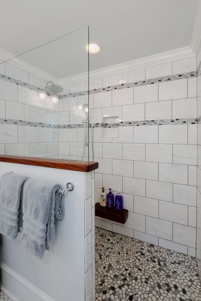 Building Photo - Fully furnished- Beautiful Forest Hills Home