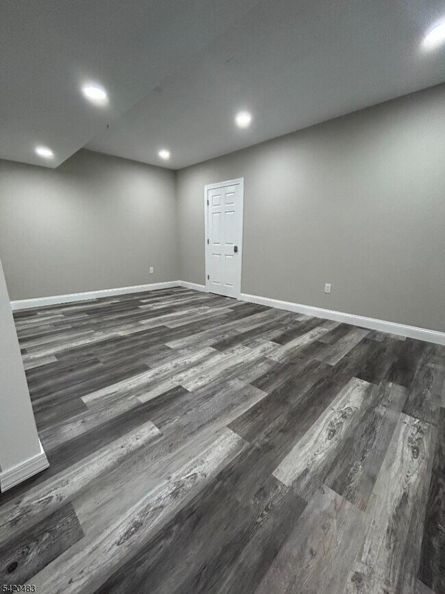 Building Photo - 220 Butternut Dr