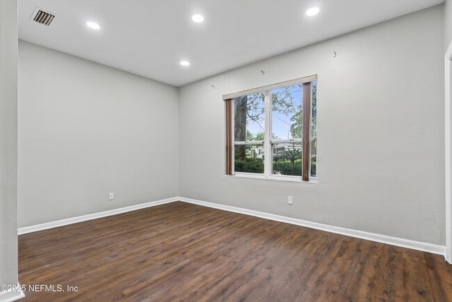 Building Photo - 6190 Mercer Cir E