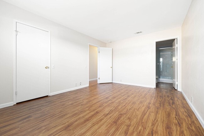 Building Photo - Spacious 4 Bedroom Townhouse in the Heart of Mira Mesa!