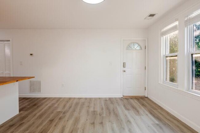 Building Photo - 1208 16th St NE