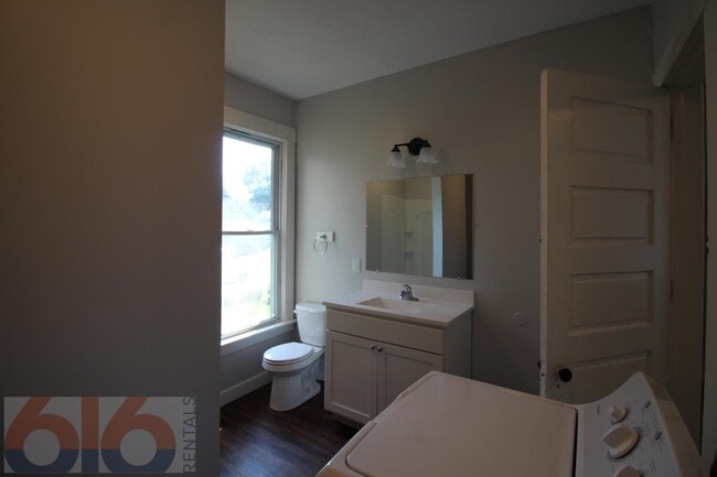 Building Photo - 27 National Ave SW