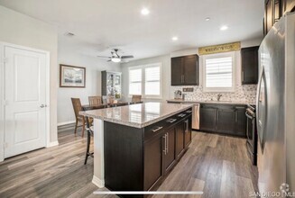 Building Photo - Beautifully updated 3-story townhome near ...