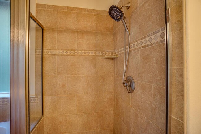 Building Photo - BEAUTIFUL FOUR BEDROOM HOME IN VANCOUVER