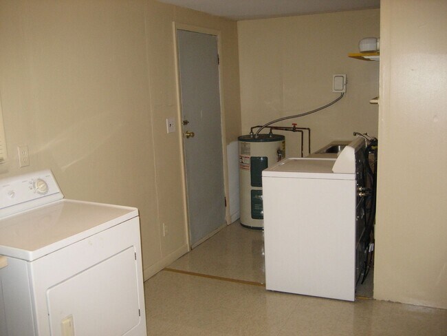 Building Photo - 431 S River Rd