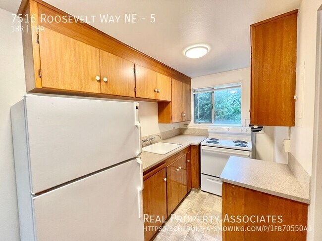 Building Photo - 7516 Roosevelt Way NE