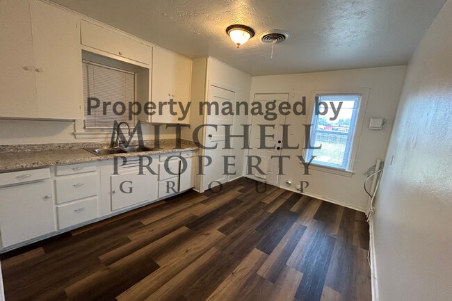 Building Photo - Welcom to 4017 S. Hughes! 2 bedroom, 1 Bat...