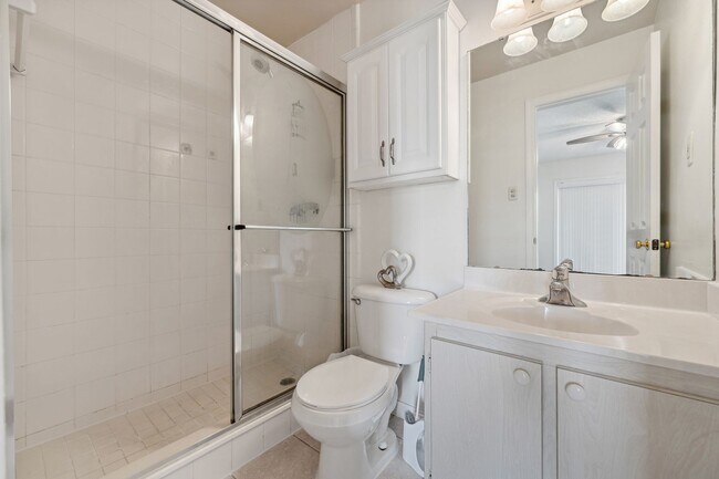 Building Photo - "Spacious 2-Bed Condo with Modern Upgrades in Prime Casselberry Location"