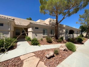 Building Photo - GREAT 1 STORY CONDO MINUTES FROM THE STRIP