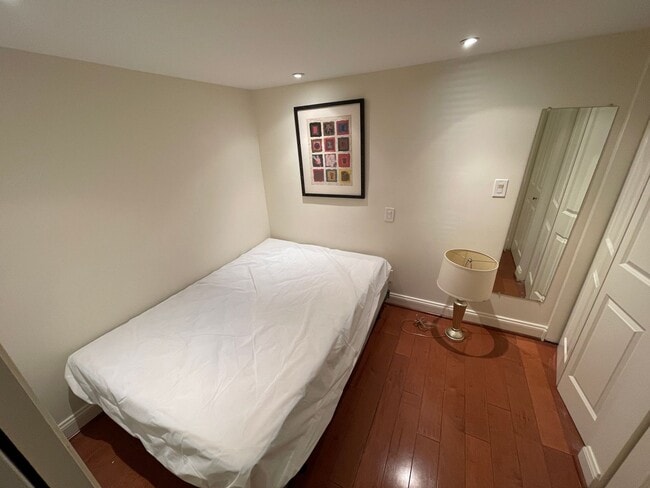 Building Photo - Fully Furnished English Basement near Capi...