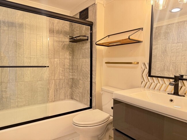 Building Photo - Spacious Condo—Utilities and Parking Inclu...