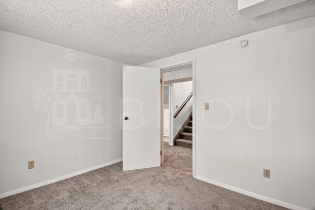 Building Photo - NEW Carpet and Paint!!!
