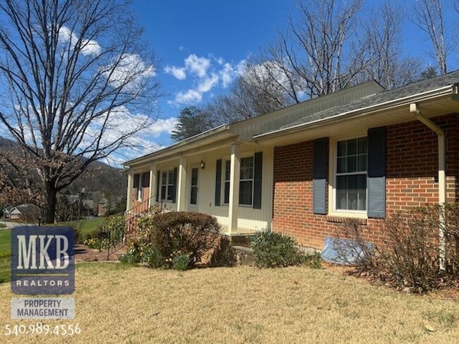 Primary Photo - 4bd/3bth SW County Home