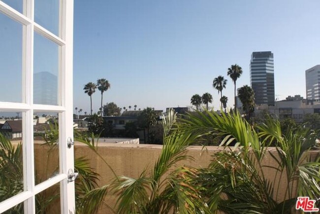 Building Photo - Penthouse-Style Living with Stunning Views...