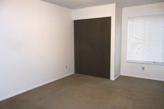 Building Photo - Prime Riverside Condo Steps from Edora Park & Trails
