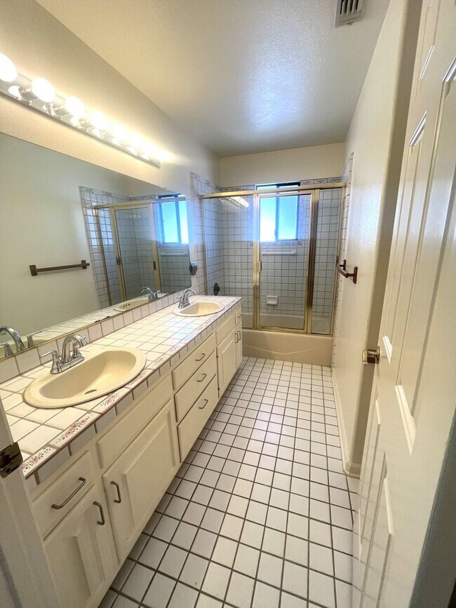 Building Photo - Charming 2-story home in Pismo Beach