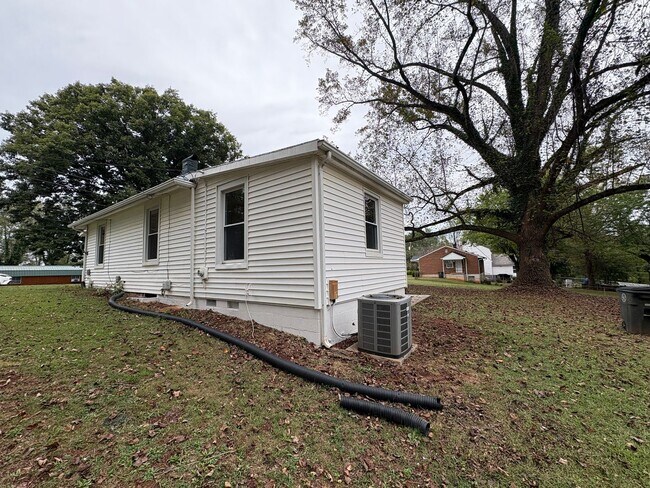 Building Photo - Spacious 2-3 bedroom house! Located on sid...