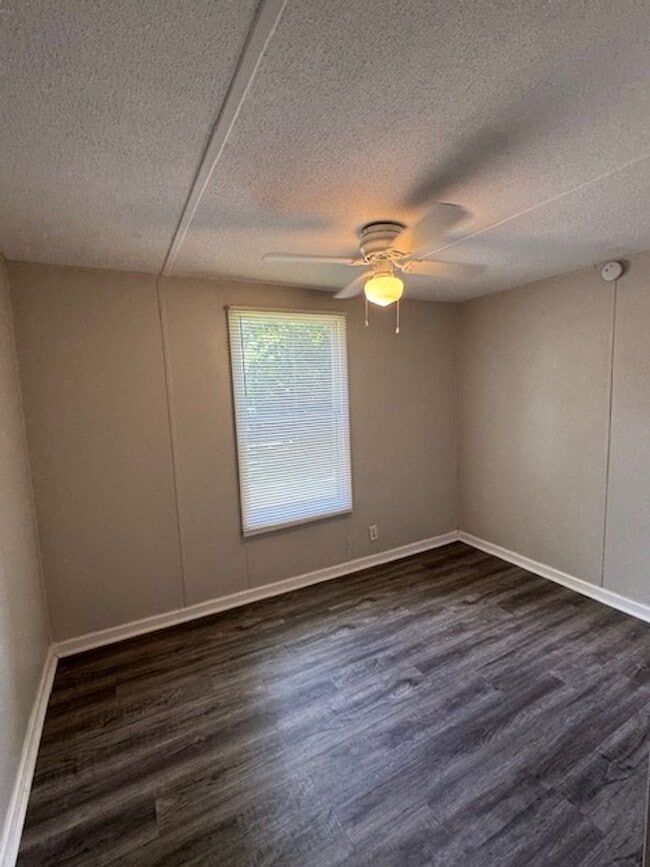 Building Photo - 2 bedrooms, 1 full bath located on a quiet lot. 1 story living with a great open floor plan. Very...