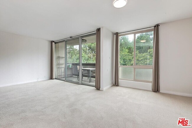 Building Photo - 809 S Bundy Dr
