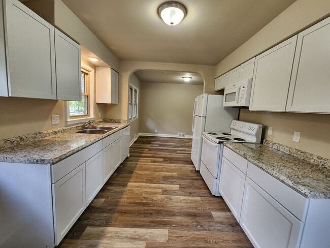 Building Photo - Spacious 2 Bedroom Ranch Home