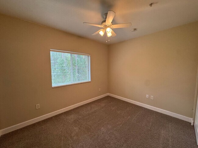Building Photo - 2 Bed / 2 Bath Upstairs Condo in the Gated...