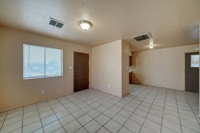 Building Photo - 1114 E Bisnaga St