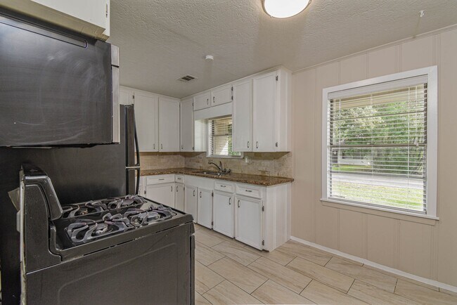 Building Photo - 1509 N San Jacinto St