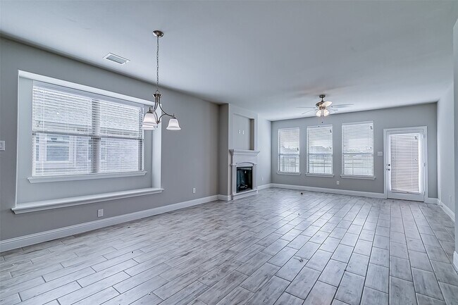 Building Photo - 327 Sweetspire Dr