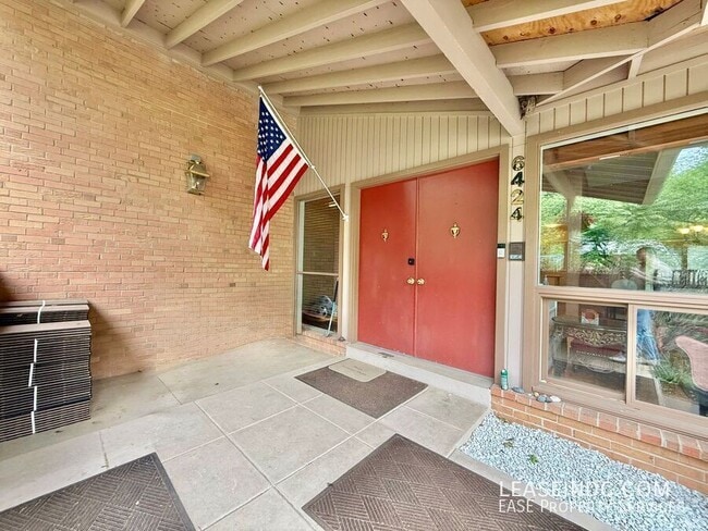 Building Photo - 6424 Hollins Dr
