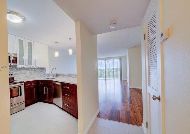 Building Photo - 1780 NE 191st St