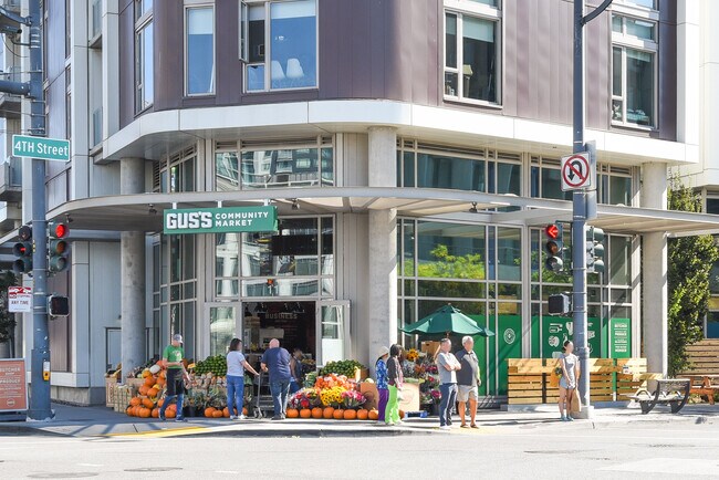 Building Photo - 260 King St