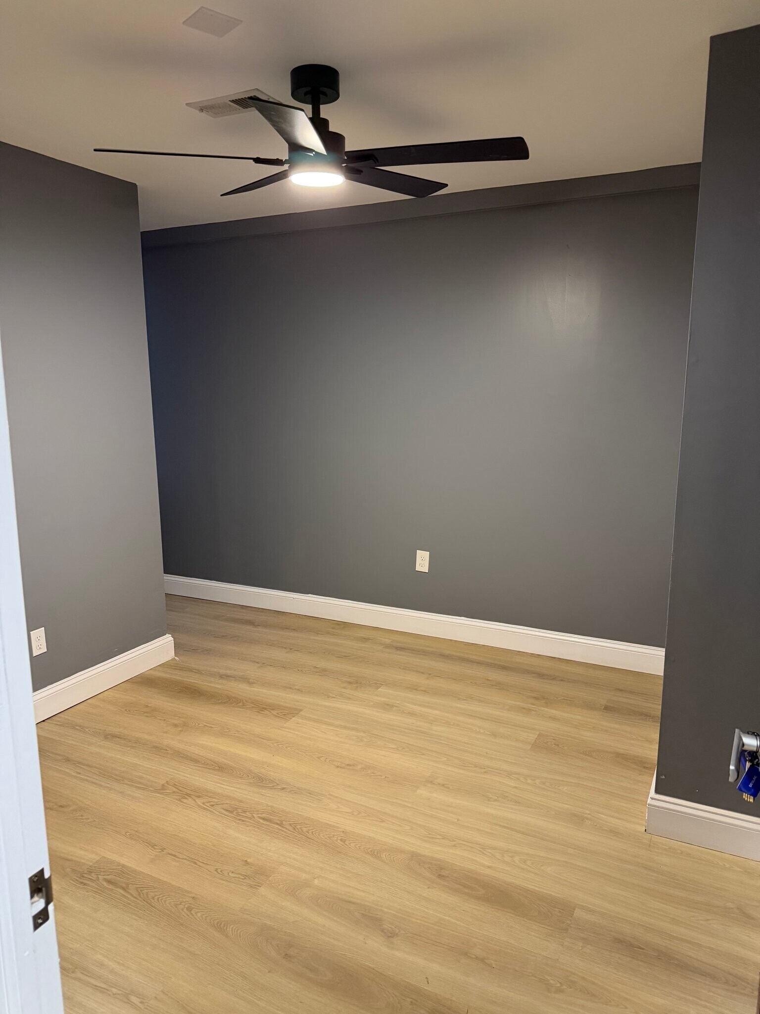 Building Photo - 427 S Augusta Ave