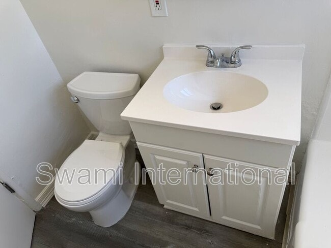 Building Photo - 1102 1/2 W. 92nd St.