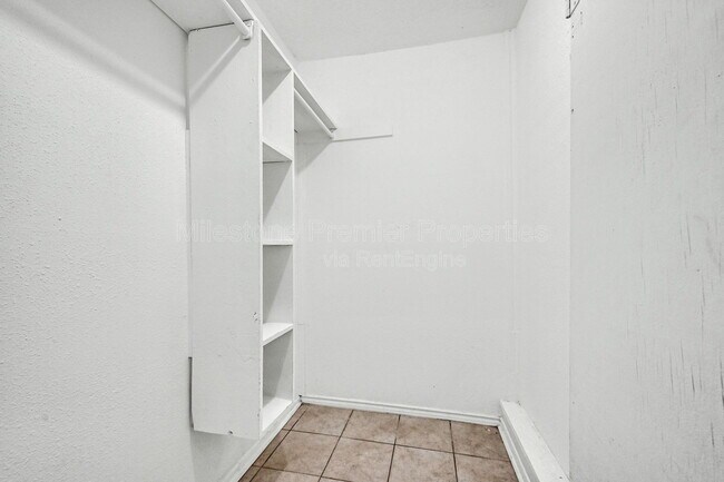 Building Photo - 816 S Crockett St