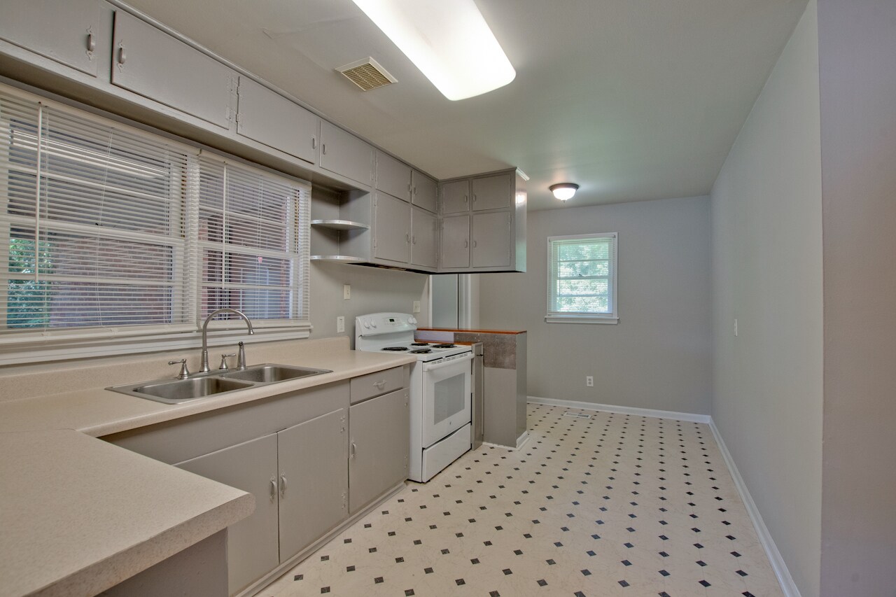 Eat-in Breakfast Nook - 705 Jordan Ln NW