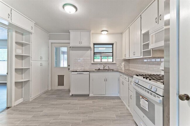 Building Photo - 515 Brookhurst Dr