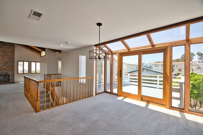 Building Photo - 4 Bed 2.5 Bath Home in Hermosa Beach For L...